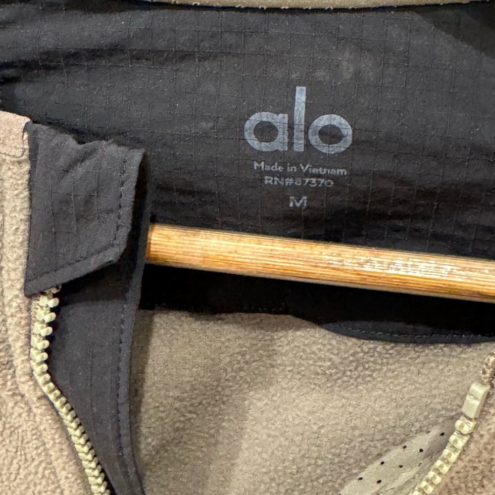 ALO Yoga Men's Performance Jacket in Taupe and Black - Picture 3 of 9